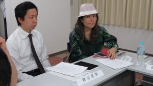 右:廖惠萍理事認為赴台展售需多加研討