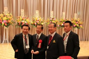 日本中華聯合總會會長毛友次(右2)和東京華僑總會會長蘇成宗(左1)等人與駐日代表謝長廷(左2)合影