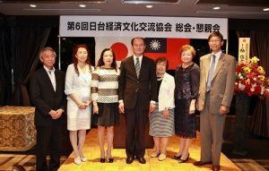 駐處處長粘信士伉儷(左3、4)與日台經濟文化交流協會會長上村直子(右3),以及橫濱僑領合影