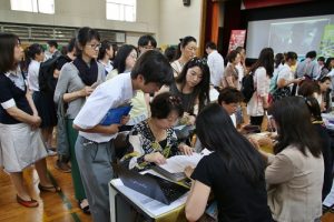 台灣大學的攤位前聚集許多詢問的家長和學生