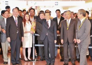 駐日代表謝長廷（右３）於６月９日正式履新