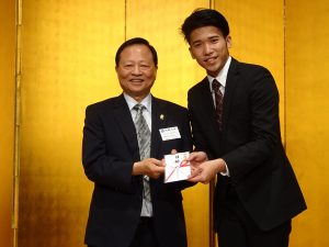 名譽會長王哲男頒發獎學金給經營學部陳奇緯同學