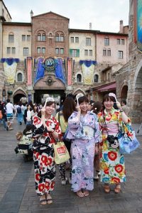 東京迪士尼度假區推出七夕活動,邀請遊客穿浴衣遊園區
