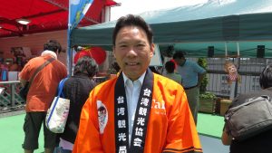 江明清所長艷陽下宣傳台灣觀光