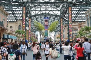 東京迪士尼樂園則有大型裝置，呼應七夕活動