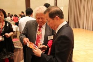 有熱情的僑民拿著照片給謝長廷簽名