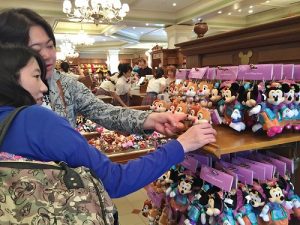 遊客對於七夕活動推出的限定商品也相當感興趣