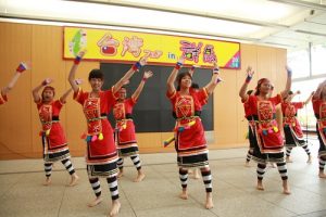 高雄女中舞蹈部的學生專程到現場表演台灣原住民舞蹈