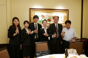 駐處處長粘信士(右2)和川崎市日華親善協會會長松原成文(右1)與獲贈獎學金的台灣留學生