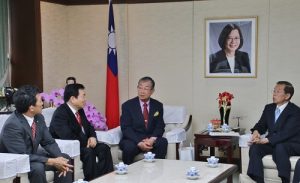 日本中華聯合總會會長毛友次等人向駐日代表謝長廷說明僑社營運概況