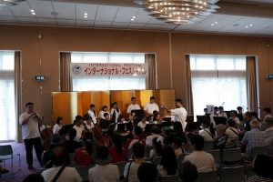宜蘭青少年國樂團演奏吸引民眾聆聽
