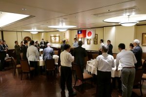 外語商業專門學校副理事長深掘雄一郎帶領乾杯