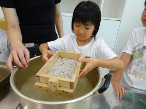 小朋友動手學習自製手抄紙