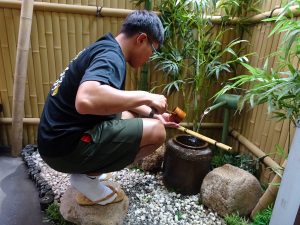 進茶室前先『立蹲踞』淨身心
