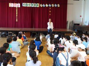 開幕式上、校長陳雪霞要同學們聽從老師指導、注意安全。