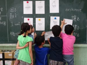 小朋友非常積極地從遊戲中學英文