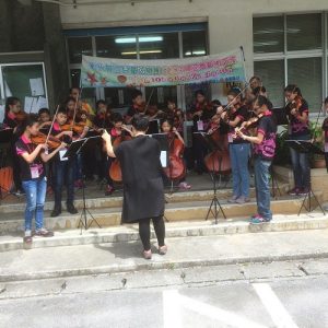 彰化縣立兒童弦樂團在當地鄉公所前進行快閃演出,吸引民眾駐足欣賞