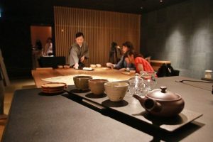每個客房樓層皆設有日式休閒廳(Ochanoma Lounge)提供24小石茶點、酒和點心的服務