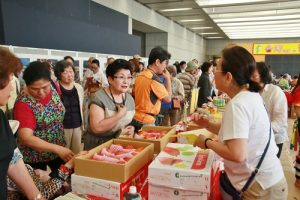 民眾搶購屏東產的新鮮芒果