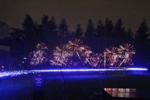 秋田縣大仙市全國花火競技大會提供的花火演出，充滿和式風格