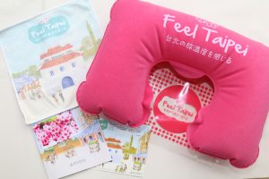 ギフトパックには、オリジナルガイドブックやポストカード、ネックピロー、ハンカチなどのほか、蜷川実花さん撮影の台北市花・ツツジをデザインした限定記念悠遊卡(イージーカード)などが入っている