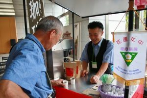 現場販售台灣咖啡吸引民眾品嘗