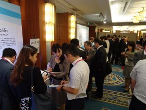 發表會後、日本廠商踴躍詢問、交換名片