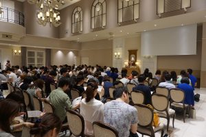 結婚式場で試写会