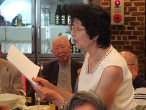 当時の想い出を短歌で発表する吉森康代さん