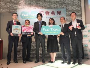 右からファミリーマート商品本部の永井雄一部長、台北駐日経済文化代表処の謝長廷代表、台北市政府観光伝播局の簡余晏局長、東山彰良さん、ユナイテッドツアーズ海外旅行商品事業部の下河辺善太部長、エバー航空日本支社の王振興支社長
