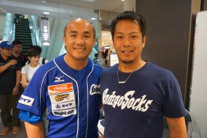 張泰山内野手(左)と南啓介代表取締役