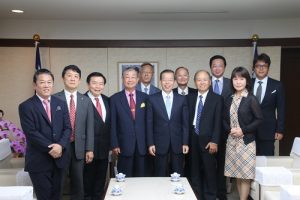 日本中華聯合總會會長毛友次(前排右4)率領各地僑會會長至代表處拜會代表謝長廷(前排右3)