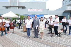 駐處處長粘信士伉儷與宜蘭青少年國樂團合影