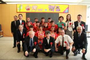 高雄女中學生和與會賓客合影留念