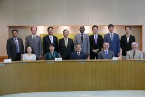 駐橫濱辦事處處長粘信士伉儷(後排左2、前排左1)和主辦單位與各國使節合影