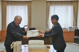 駐日副代表郭仲熙(左)和群馬縣副知事村手聰交換紀念品