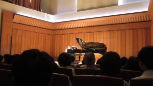 屏氣凝神聆聽演奏