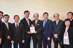 立法院長蘇嘉全(左4)捐贈 2455萬4911元新台幣至熊本災區,由交流協會會長大橋光夫(右5)代表收下