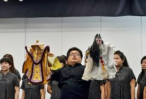 聲五洲布袋戲團團長王英峻現場搭配演出史豔文組曲