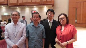 右起 台灣新聞社錢妙玲社主 台醫人協會大山青峰醫生 等僑胞與謝長廷代表合照