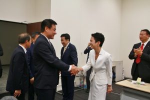 日本民進黨代表代行蓮舫歡迎(前方著白衣者)立法院長蘇嘉全等人到訪