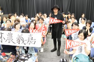 KANOフラッグで記念撮影Ⓒ杉山亮一