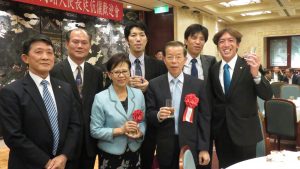 左起 羅鴻健會長 橫濱粘信士處長 謝長廷代表伉儷
