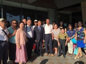 來自台灣雲林的鄉親與駐日代表謝長廷合影