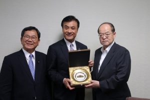 (左起為)立委陳明文、立法院長蘇嘉全和東京國立博物館館長錢谷真美交換紀念品