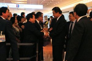 日本中華聯合總會會長毛友次等人在機場迎接立法院長蘇嘉全率領的訪團
