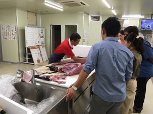 大阪中華總會青年部成員仔細聆聽專家說明鮪魚解體