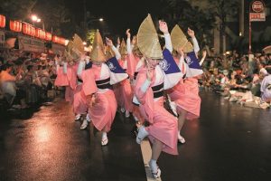 主辦單位首度設置外國觀光客專區,讓觀光客可以在最佳位置欣賞演出(©NPO法人 東京高円寺阿波おどり振興協会)