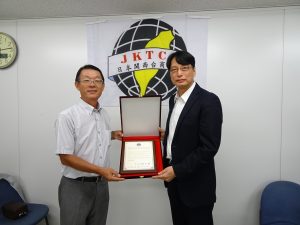駐大阪辦事處處長張仁久頒贈送暖台南震災感謝狀予會長王明裕