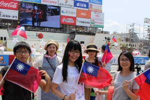 僑民和留學生揮舞國旗為光明國小舞蹈社加油打氣